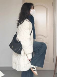 เสื้อแจ็คเก็ตผ้าฝ้ายขนเป็ดคอตุ้มสีขาวทรงยาวปานกลางสำหรับผู้หญิง ฤดูหนาว 2025 อบอุ่น หนา ทรงหลวม ปกติ ไม่มีฮู้ด