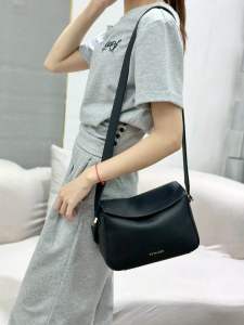 YUNABEE 99165# กระเป๋าแบรนด์แท้ ขนาด 10 นิ้ว ทรง Baguette Roof Bag  กระเป๋าเป็นPUทั้งใบ ดีเทลกระเป๋าครอสบอดี้ทรงขนมปังฝรั่งเศสและทำฝาเปิดปิดด้านบน Designสไตล์มินิมอลสวยสุดหรู ด้านในเรียบหรูสุดๆ💕จะถือหิ้วหรือครอสบอดี้ก็ลงตัว