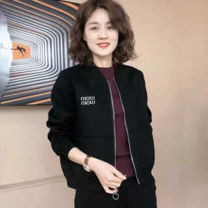 เสื้อแจ็คเก็ตเบสบอลคอตตอนลายตัวอักษรปักสั้นสไตล์ใหม่สำหรับคุณแม่ ทรงหลวม ปกโปโล ซิป แขนยาว เสื้อแจ็คเก็ตฤดูใบไม้ผลิ