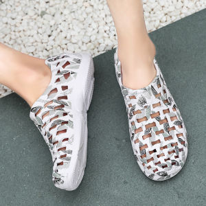 รองเท้าเจาะรูแบบเปิดโล่งรองเท้าแตะชายหาดผู้ชายรองเท้ากรงหมูลำลองสำหรับท่องเที่ยวระบายอากาศพื้นหนากันน้ำสไตล์เกาหลีฉลุลายสำหรับคู่รัก