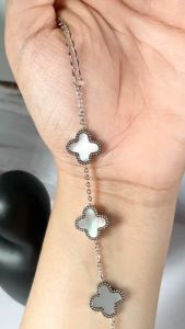 Lắc tay nữ Titan cao cấp cỏ bốn lá đính đá xà cừ mang lại may mắnan lànhcho người đeoTặng kèm quà xịn sò.