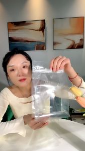 50ใบ ถุงมีแถบปิดก้นตั้ง มีหูหิ้ว สีใส สำหรับใส่ขนมและอาหาร  สามารถใช้กับเครื่องซิลได้