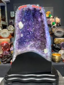 amethyst geode thin skin 💯天然薄皮形体紫晶洞 鲨鱼嘴🦈 软糖晶✅钛晶✅方解石✅玛瑙边✅黄&绿幽灵✅ 多种天然共生矿👍 🆓附送特制实木底座 整体高height: 43.5cm 底座宽width: 32cm x 26cm 洞hole: 11cm 总重weight: 18.7kg 📍Johor Bahru 区可自行取货或邮寄服务