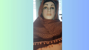 Kerudung segi empat dengan motif etnik daerah