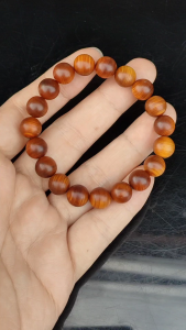 สร้อยข้อมือลูกปัดไม้จันทร์ธรรมชาติ ขนาด 10 มิล มีกลิ่นหอมละุมนธรรมชาติที่ออกมาจากเนื้อไม้ พร้อมใบรับประกันจากทางร้าน