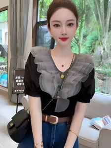 เสื้อยืดคอวีแขนสั้นผู้หญิงสไตล์ใหม่ฤดูร้อน 2025 ผ้าลูกไม้ขอบใบบัว เสื้อตัวบนที่หรูหรา เสื้อผ้าทำงานสไตล์เกาหลี