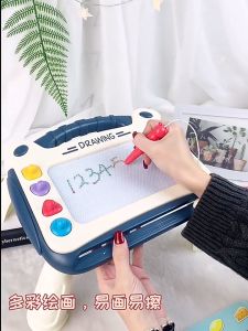 [ฟรี 4 แสตมป์ + 1 แปรง + 4 ผู้ถือ] กระดานวาดภาพแม่เหล็กสีสันสดใสสำหรับเด็กอายุ 2-6 ปี / กระดานเขียนแบบนำกลับมาใช้ใหม่ / กระดานวาดภาพกราฟฟิตีสำหรับเด็กวัยหัดเดิน