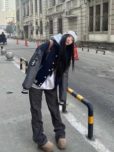 แจ็คเก็ตเบสบอลสไตล์อเมริกันย้อนยุคสำหรับผู้หญิง ฤดูใบไม้ผลิและฤดูใบไม้ร่วง สไตล์เกาหลี แจ็คเก็ตฤดูใบไม้ร่วงสำหรับคู่รักขนาดเล็ก