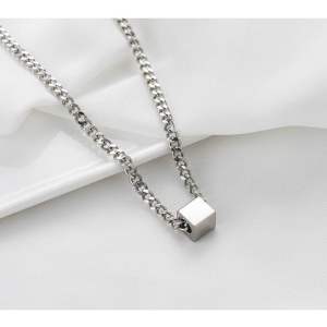 สร้อยคอชายเท่ๆ สร้อยคอผู้ชาย แฟชั่น สร้อยคอชาย สร้อยคอพร้อมจี้ทรงสี่เหลี่ยม สร้อยผู้ชาย สร้อยคอไม่ลอกไม่ดำ Chain Necklace Men รุ่น