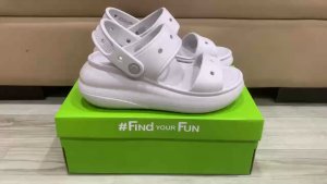 Giày sandal crocs chuẩn xịn chống hôi chân nhựa tế bào êm mềm dẻo bền đi mưa lội nước đi biển Crocs band crush sandal trơn cho nữ màu ghi