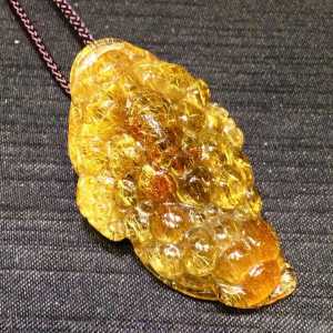 Pure natural copper jade crystal three-legged golden toad pendant. It has an extremely strong cats eye effect and abundant energy. It is mainly used for attracting wealth. It also has the functions of warding off evil spirits promoting good luck and ens
