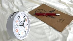 Đồng hồ báo thức Rhythm CRE312NR03 – KT: 10.3 x 10.0 x 6.0cm. Dùng Pin