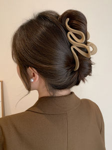 กิ๊บติดผมอะครีลิกขนาดใหญ่แบบคลื่นลูกผู้ชายสำหรับผู้หญิง 2025 รุ่นใหม่ กิ๊บติดผมสไตล์สัตว์ทะเลฉลามแบบสัมผัสหรูหรา กิ๊บติดผมแบบหมุนได้