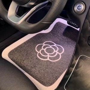 พรมปูรถยนต์ พรมปูพื้นรถลายการ์ตูน ที่วางเท้าในรถยนต์ กว้าง 65cm ยาว 50cm พรมด้านหน้าสำหรับรถยนต์ รถเก๋งรถกระบะ