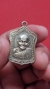 หลวงพ่อจรัญ วัดอัมพวัน รุ่น “มหามงคล ๗ รอบ” พิมพ์โล่ใหญ่ ครึ่งองค์ เลข 1343เนื้อเหรียญบาท สร้างเพียง 4999 เหรียญ ปี 2554 พระเครื่อง แท้ วัตถุมงคล ยอดนิยม มั่งคั่งร่ำรวย โชคดี ปลอดภัย Amulet