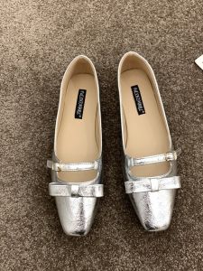 รองเท้า Mary Janes ส้นแบน สไตล์ฝรั่งเศส สำหรับผู้หญิง รองเท้าแฟชั่นฤดูใบไม้ผลิและฤดูใบไม้ร่วง สีเงิน ทรงหัวมน ด้านล่างแบบสวมสบายๆ