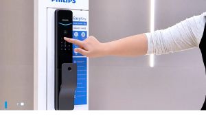 Bộ khóa cửa thông minh Gateway điều khiển từ xa vân tay thẻ từ mật khẩu và chìa cơ tích hợp kèm chuông cửa Philips DDL801-5HBS - Hàng nhập khẩu
