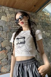 เสื้อยืดคอกลมแขนสั้นผ้าฝ้ายพิมพ์ลายตัวอักษรสไตล์ลำลองสำหรับผู้หญิงในช่วงฤดูร้อน ทรงสลิมฟิต เสื้อผ้าทำงานสไตล์ย้อนยุค