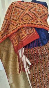 สไบแพรวากาฬสินธุ์ สไบภูไท สไบเจ้าสาว ลายดอกแก้วสร้อยกัลยา ลายพันมหา กว้าง 30 เซนติเมตร ยาว 300 เมตร