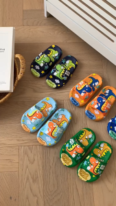 รองเท้าแตะเด็กแบบใหม่ สำหรับผู้ชายและผู้หญิง3-12ปีรองเท้าแตะฤดูร้อนพื้นนิ่มลายการ์ตูนไดโนเสาร์กันลื่นสำหรับเด็