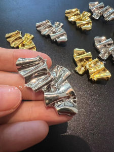 กระดุมโลหะแบบไม่สมมาตรสำหรับเสื้อสูทและแจ็คเก็ตขนสัตว์สองด้าน กระดุมเสื้อสเวตเตอร์ถักแบบใหม่ กระดุมเสื้อผ้าสำหรับเยาวชน