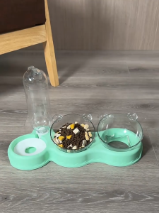 ชามสัตว์เลี้ยงอเนกประสงค์ ออกแบบชามคู่เอียง 15 องศา เพื่อป้องกันปัญหาเกี่ยวกับกระดูกคอและปัญหาคางดำ  พร้อมระบบเติมน้ำอัตโนมัติโดยแรงโน้มถ่วง  เหมาะสำหรับบ้านที่มีสัตว์เลี้ยงหลายตัว ใช้งานได้ทั้งสุนัขและแมว มี 4 สีให้เลือก