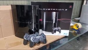 PS3 Fat 500GB (Hitam) - Konsol Gaming Klasik\\n\\n Pengenalan Konsol PS3 Fat 500GB (Hitam)\\n\\nKonsol gaming klasik hitam ini, PS3 Fat 500GB, adalah pilihan ideal bagi penggemar gaming yang mencari pengalaman gaming retro yang klasik. Dengan kapasitas penyimpanan 500GB, konsol ini memiliki ruang yang cukup untuk menyimpan game favorit Anda dan aplikasi lainnya. Selain itu, konsol ini dilengkapi dengan dua kontroler wireless DualShock 3, kabel daya, dan kabel USB untuk pengisian baterai. Kabel HDMI opsional tersedia tergantung pada ketersediaan.\\n\\n Spesifikasi Konsol PS3 Fat 500GB\\n\\nSpesifikasi konsol PS3 Fat 500GB mencakup:\\n\\n- Kapasitas penyimpanan 500GB\\n- Prosesor Cell Broadband Engine\\n- Kartu grafis RSX\\n- Dua kontroler wireless DualShock 3\\n- Kabel daya\\n- Kabel USB untuk pengisian baterai\\n- Kabel HDMI (opsional)\\n\\n Kontroler Wireless DualShock 3\\n\\nKontroler wireless DualShock 3 memberikan pengalaman gaming yang nyaman dan responsif. Kontroler ini dilengkapi dengan tombol D-pad, tombol aksi, tombol pengaturan, dan analog stick. Selain itu, kontroler ini juga memiliki fitur vibration feedback untuk meningkatkan sensasi gaming.\\n\\n Kabel & Aksesori\\n\\nKonsol PS3 Fat 500GB dilengkapi dengan kabel daya dan kabel USB untuk pengisian baterai kontroler. Kabel HDMI opsional tersedia tergantung pada ketersediaan.\\n\\n Cara Menggunakan Konsol PS3 Fat 500GB (Hitam)\\n\\nBerikut adalah langkah-langkah untuk menggunakan konsol PS3 Fat 500GB:\\n\\n Menyambungkan Konsol ke TV\\n\\n1. Hubungkan kabel daya ke konsol dan colokkan ke stopkontak.\\n2. Hubungkan kabel HDMI atau kabel komposit ke konsol dan TV.\\n3. Nyalakan TV dan pilih input yang sesuai.\\n\\n Mengatur Kontroler DualShock 3\\n\\n1. Tekan tombol PS di kontroler untuk menghidupkannya.\\n2. Tekan tombol PS lagi untuk masuk ke mode pairing.\\n3. Pada layar konsol, pilih kontroler yang akan dipasangkan.\\n\\n Instalasi Game dan Aplikasi\\n\\n1. Masukkan disk game ke konsol.\\n2. Nyalakan konsol dan pilih game yang ingin diinstal.\\n3. Ikuti petunjuk pada layar untuk menyelesaikan instalasi game.\\n\\n Konsol PS3 Fat 500GB (Hitam) untuk Gaming Klasik\\n\\nKonsol PS3 Fat 500GB adalah pilihan ideal bagi penggemar gaming yang mencari pengalaman gaming retro yang klasik. Berikut adalah beberapa alasan mengapa Anda harus mempertimbangkan konsol ini untuk gaming klasik:\\n\\n Game Klasik yang Tersedia\\n\\nKonsol PS3 Fat 500GB memiliki koleksi game klasik yang luas, termasuk game-game populer dari era 8-bit hingga 16-bit. Anda dapat menikmati game-game favorit Anda dari masa lalu dan menjelajahi game-game baru yang dirilis kembali.\\n\\n Mengatur Mode Retro untuk Konsol PS3 Fat 500GB\\n\\nKonsol PS3 Fat 500GB memiliki mode retro yang dapat diaktifkan untuk memberikan pengalaman gaming klasik yang lebih baik. Anda dapat mengubah resolusi layar, mengatur filter warna, dan mengatur kecepatan frame untuk mendapatkan pengalaman gaming retro yang sempurna.\\n\\n Keuntungan Menggunakan PS3 Fat 500GB untuk Gaming Klasik\\n\\nMenggunakan konsol PS3 Fat 500GB untuk gaming klasik memiliki beberapa keuntungan, termasuk:\\n\\n- Kapasitas penyimpanan 500GB yang cukup untuk menyimpan game favorit Anda\\n- Kontroler wireless DualShock 3 yang nyaman dan responsif\\n- Koleksi game klasik yang luas\\n- Mode retro yang dapat diaktifkan untuk pengalaman gaming retro yang sempurna\n}