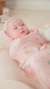 Petit Pie Bamboo Stretch Swaddle - Sky Blue (Tea-time Soiree) ผ้าห่อตัวใยไผ่ นุ่มลื่น อ่อนโยนต่อผิว ผ้าโปร่งเย็นสบาย น้ำหนักเบา ปลอดภัย ผ่านมาตรฐานสากล รับรองโดย OKEO-TEX