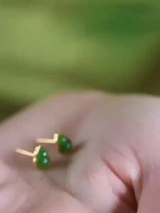 新中式国风阳绿小福禄耳钉女vintage轻奢小众设计耳环高级感耳饰 New Chinese Style Green Agate Earrings New Popular High-End Feeling Ancient Style Turpan Jade Personality Womens Silver