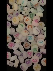 ZEO 100pcs 4x7mm Acrylic Letter Beads Bead Flat Loose Spacer Alphabet Round Beads for Bracelet Jewelry Making