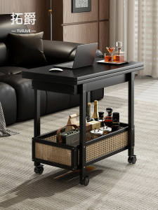 ชานชาลาขนาดเล็กแบบเคลื่อนที่ได้พร้อมสต็อกและล้อ ชานชาลาแบบมีด้านข้างสำหรับโซฟาในห้องนั่งเล่นสไตล์โมเดิร์นสุดสร้างสรรค์