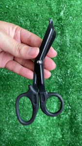 กรรไกรตัดผ้าล็อค นักฟุตบอล ความยาว15cm กรรไกรตัดเทปล็อค ใช้สำหรับตัดผ้าล็อค ทำจากสแตนเลส ส่งจากไทย ส่งไว ตรงปก