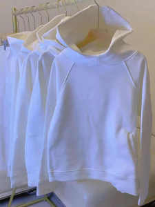 เสื้อสเวตเตอร์คอกลมแขนยาวผู้หญิงสีขาวสไตล์เกาหลีฤดูใบไม้ผลิ 2024 เสื้อผ้าทำงานสไตล์ย้อนยุค สไตล์สตรีท แฟชั่น