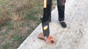 【COD】เปลี่ยนฟรีภายใน 3 ปี！พลั่วเหล็ก เหล็กแมงกานีสนำเข้า เสียมขุดดิน ใช้งานได้หลากหลาย ทำความสะอาดถนน พลั่วขุดดิน จอบถากหญ้า  เสียมขุดดิน พลั่วเหล็ก พลั่วแซะหญ้า พลั่วขุดดิน เหล็กแมงกานีส เครื่องมือการเกษตร แข็งแรง ทนใช้