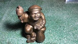 Tượng Thần tài cầm búa bằng đồng