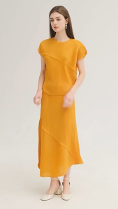 Miyake ชุดสองชิ้นแบบแตกต่างจากดีไซเนอร์ส่วนโค้งกระโปรงมีจีบแขนสั้นเสื้อท่อนบนแฟชั่นใหม่ของผู้หญิงสูทลำลองฤดูร้อน