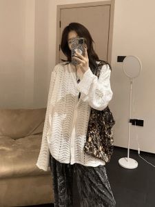 เสื้อสเวตเตอร์ถักสีขาวแบบมีรูรูปแบบเรียบง่ายสำหรับผู้หญิง ฤดูใบไม้ผลิ 2025 ดีไซน์ใหม่ ทรงหลวม แขนยาว ปกติ