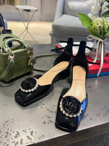 รองเท้าส้นสูงแบบมีรูพร้อมกลีบดอกไม้ไข่มุกสำหรับผู้หญิง ทรงหัวเหลี่ยม พื้นยาง กันลื่น รองเท้าแฟชั่นฤดูใบไม้ผลิและฤดูร้อน