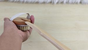 [HCM]Bàn Chải Khô Cọ Tắm EVESO Cán Gỗ Dài Dụng Cụ Chà Lông Tắm Lưng Toàn Thân Mát Xa Spa Thoải Mái Loại I