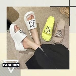 Pishops new collection รองเท้าแตะแฟชั่นสตรี เสริมส้นสวยๆ สกรีนลายน้องหมีสุดน่ารัก มีให้เลือกถึง 4 สี สดใสเอาใจสาวๆสุดๆ ราคาไม่แพง รีบเลย