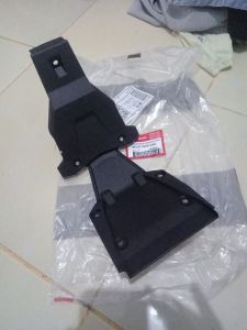 cover dudukan tahanan bawah spakbor belakang cover rear fender lower adv 160 original honda 80107K0WNA0