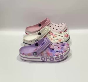 รองเท้าผู้หญิง Crocs ลายดอกไม้สุดชิค ที่ผสมผสานความน่ารักและความสบาย