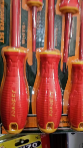 Jadever ไขควงช่างไฟฟ้า 7 ตัวชุด (ปากแบน + ปากแฉก) รุ่น JDSS7407 ( 7 Pcs insulated screwdriver set ) ชุดไขควง ไขควงชุด