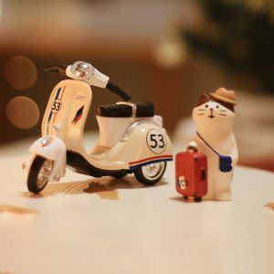 Travel Themed Motorcycle Cat Decorative Figurine Creative Handmade Resin Desktop Decoration Gift for Friends Car And Home Decor