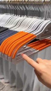 ไม้แขวนเสื้อพลาสติกABS ไม้แขวนขอบกันลื่น แขวนผ้า รุ่นกันลื่น แขวนสายเดี่ยว มีให้เลือก 4 สี ยืดหยุ่นได้รุ่น N9