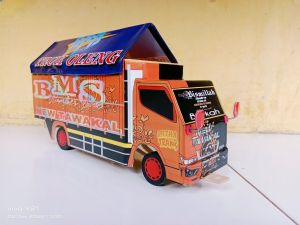 Mainan miniatur truk oleng tawakal