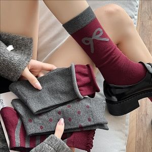 ถุงเท้าผ้าฝ้ายจับจีบกระเพื่อมสำหรับผู้หญิงหญิงสาวย้อนยุค Ancora ถุงเท้าข้อเท้าสีเทาสีแดงแฟชั่นฤดูใบไม้ร่วงฤดูหนาวลายจุดถุงเท้าทรงท่อกลาง