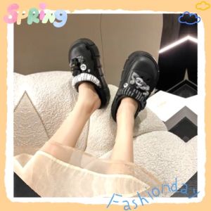 LHMoonlight  ของมันต้องมี  รองเท้าแฟชั่นหัวโต ทรงเกาหลีเกาใจ ตกแต่งตัวติดสุดฮิตมาแรงมากเวอร์ มี 3 สี สายแฟชั่นตัวแม่ตัวมัม ต้องมีไว้แมทช์ให้เข้าชุด วัสดุยาง พื้นหนา คุณภาพดี รีบจัดก่อนของหมดเด้ออ