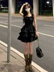 ชุดเดรสสายเดี่ยวแขนกุดคอวีสีดำสไตล์ฝรั่งเศสหวานๆ สำหรับผู้หญิงในช่วงฤดูร้อนปี 2024 ชุดเดรสกระโปรงสั้นเอวสูงเอวสูง