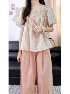 ชุดเสื้อเชิ้ตโพลีเอสเตอร์ฤดูร้อนที่ทันสมัยพร้อมกางเกงขาสั้นที่เข้ากัน ชุดสองชิ้นของผู้หญิงลําลองและมีสไตล์เพื่อลดอายุ